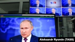 Pentru că numeroși ruși sunt reticenți față de vaccinarea anti-COVID, o publicație populară în Rusia, „Republic", a titrat, descriind emisiunea: „Contact direct cu anti-vaxxerii".