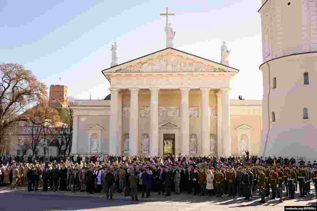 У Вільні разьвітваюцца з амэрыканскімі вайскоўцамі, якія загінулі на палігоне ў Падбродзьдзі. 3 красавіка 2025 году