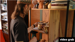 Рустем проверяет готовые изделия