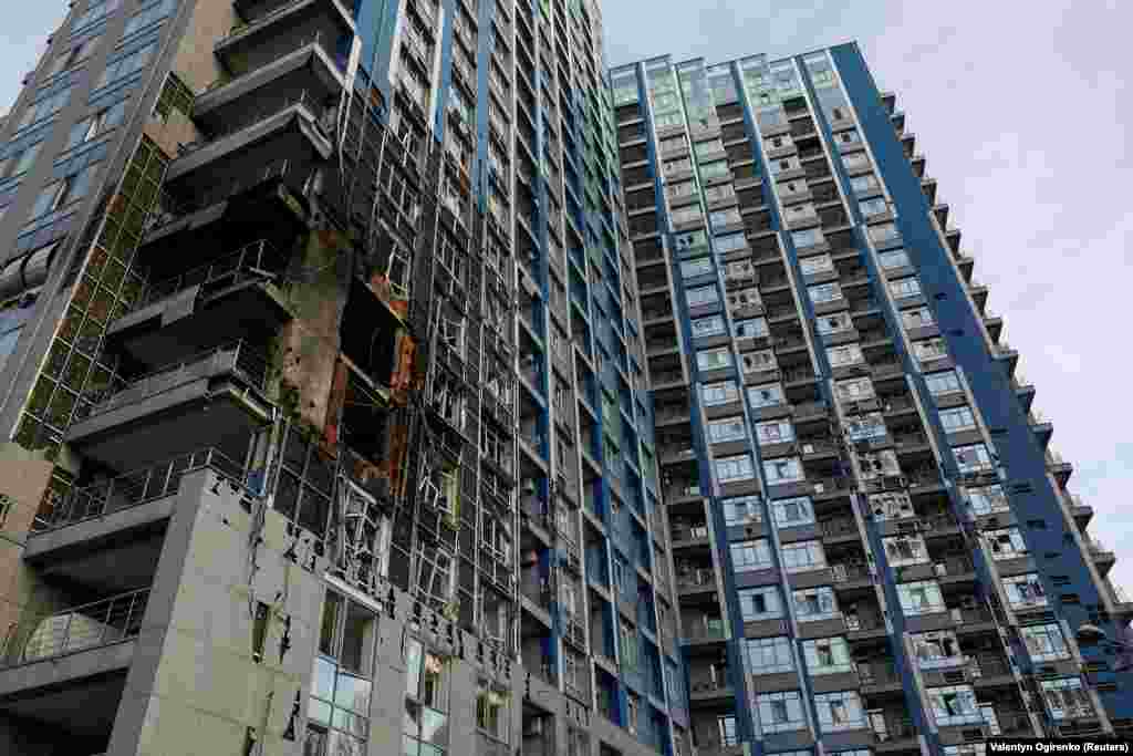 Пошкоджений російським обстрілом 22-поверховий житловий будинок у Печерському районі Києва