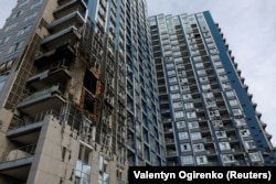 Пошкоджений російським обстрілом 22-поверховий житловий будинок у Печерському районі Києва