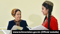 Жительницы Туркменистана с книгой о матери президента   