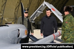 Президент Садыр Жапаров жана УКМКнын жетекчиси Камчыбек Ташыев.