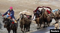 Казахская семья переезжает на другое место жительства. Китай, СУАР, сентябрь 2010 года.   