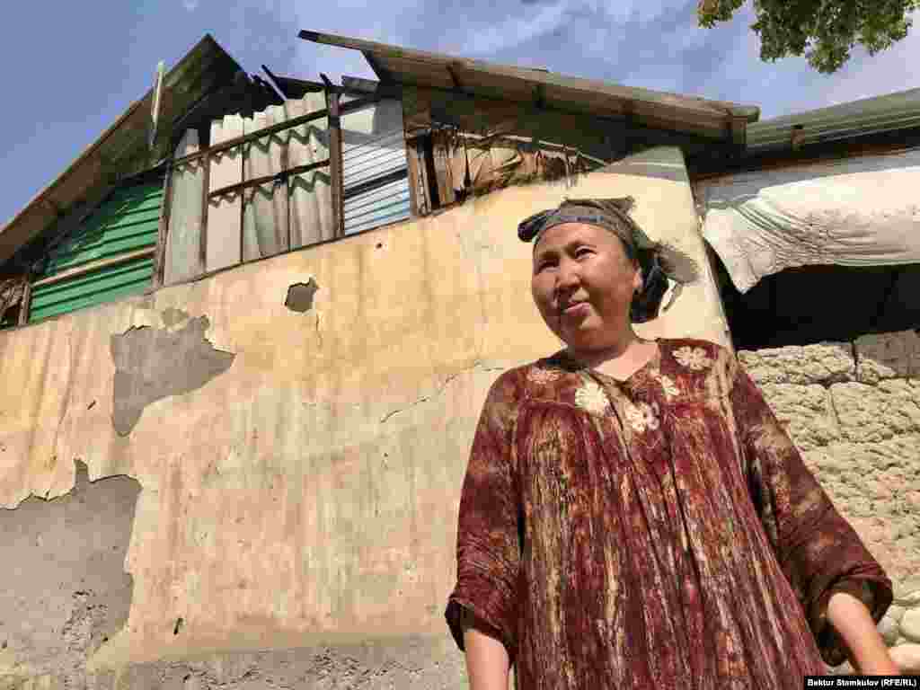 &ldquo;Көчүп кетели десек да ушул жерде жашагыла, жакшы үй куруп беребиз дешти&rdquo; деген аксайлыктардын көзүнөн кооптонуу, &quot;келечек кандай болот?&quot; деген санаа байкалат.