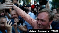 Jurnalistul Ivan Golunov părăsind clădirea Comitetului de Investigații. Moscova, 11 iunie 2019