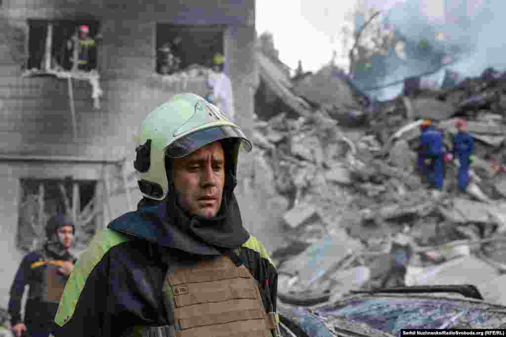 Пожежник під час ліквідації пожежі у Солом'янському районі Києва, де внаслідок влучання російської ракети був зруйнований під'їзд багатоповерхівки. Київ, 17 червня 2025 року