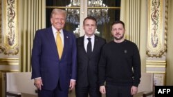 Президент США Дональд Трамп, президент Франции Эммануэль Макрон и президент Украины Владимир Зеленский