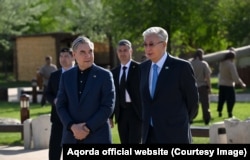 Президент Казахстана и председатель Халк Маслахаты Туркменистана, Касым-Жомарт Токаев (справа) и Гурбангулы Бердымухамедов, посещают национальный культурный комплекс, расположенный на территории заповедника Азрет-Султан в Туркестане, 21 апреля 2025 года. Фото с сайта Акорды