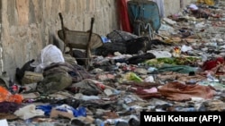 Вещи, оставшиеся на месте смертоносных взрывов в кабульском аэропорту, ответственность за которые взяла на себя  группировка «Исламское государство в Хорасане»,  26 августа 2021 года