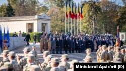 Armata României are aproximativ 80.000 de angajați și o masă de rezerviști îmbătrânită. 