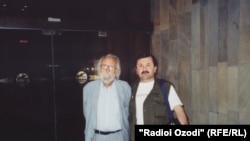 Йиржи Бечка ҳамроҳ бо Салими Аюбзод, хабарнигори Радиои Озодӣ дар соли 2002 дар шаҳри Душанбе.