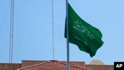 Видання Reuters з посиланням на джерела пише, що переговори будуть спрямовані «на припинення майже трирічної війни Москви проти України».