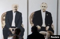 Lucrare expusă la expoziția „Ialta 2.0” în Iatla, Crimeea, 8 februarie 2025