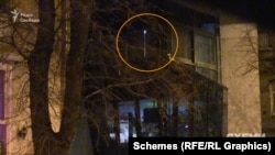 На третьому поверсі закладу горіло світло – попри те, що вікна були зашторені