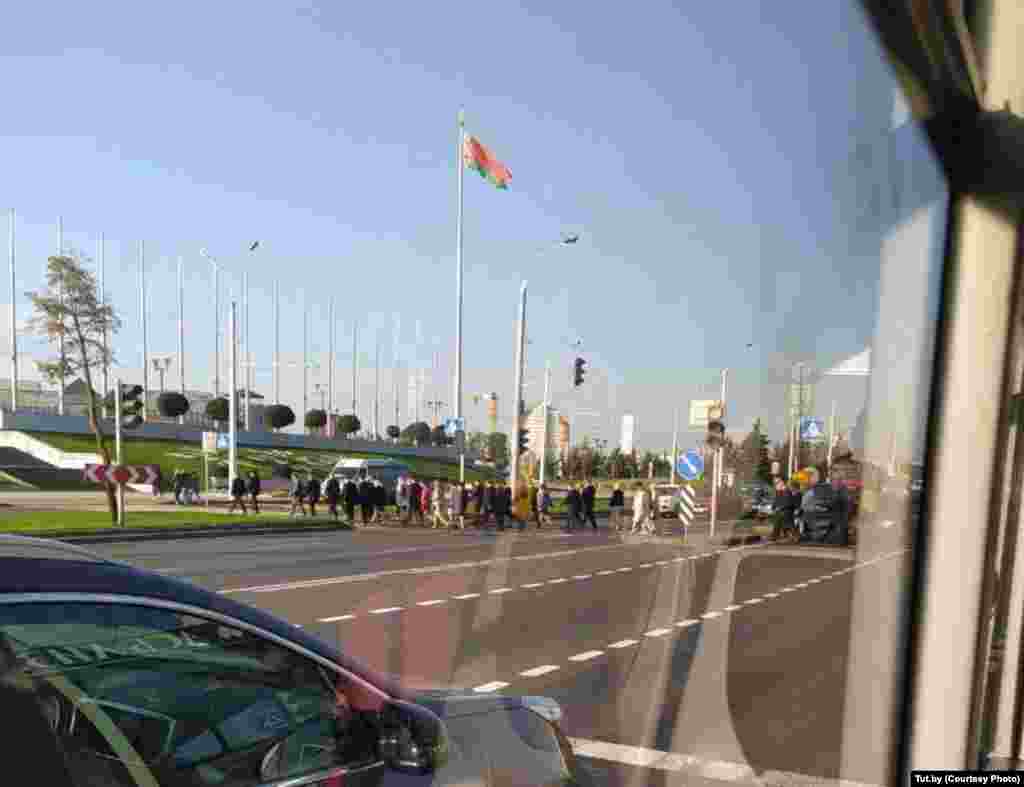 Жителі Мінську говорять, що зранку спостерігали велику кількість силовиків поблизу Палацу незалежності та виставкового центру &laquo;БелЕкспо&raquo;, який розташований поруч