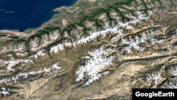 Кумтөр кени менен Сары-Чат - Ээр-Таш коругунун спутниктен тартылган көрүнүшү Photo: GoogleEarth

