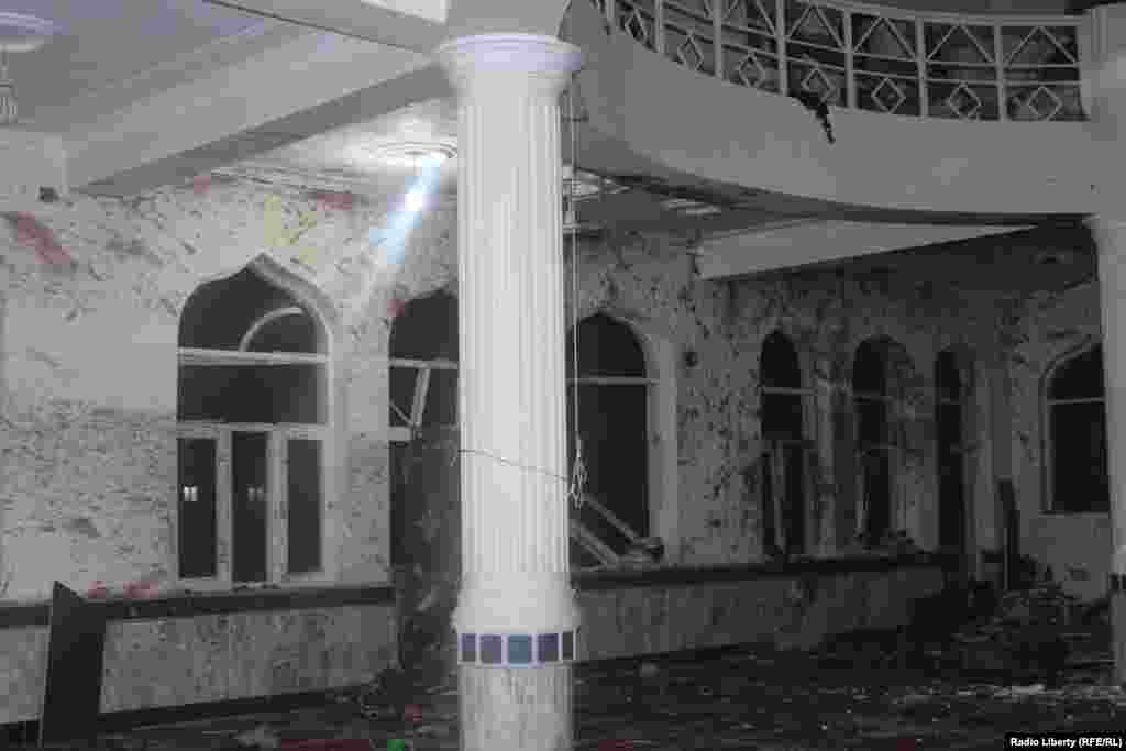 داخل مسجد، جایی&zwnj;که حمله انتحاری صورت گرفته است.