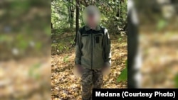 Femeia de peste 40 de ani spune că vrea să își protejeze identitatea pentru a nu își pune copiii într-o situație delicată.