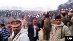 Спасувачи и преживеани околу остатоците од возот што излета од шините, Утар Прадеш, Индија, 20.11.2016 