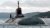Taifun - clasa Akula, submarinul nuclear construit de URSS, rămâne cel mai mare submarin din lume, cu un deplasament de 25.000 de tone metrice, se îndreaptă spre Marea Barents, în largul coastelor arctice ale Rusiei, septembrie 2001.