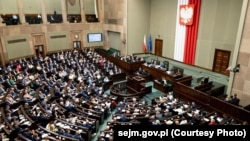 Как сообщают польские СМИ, на заседании вечером 25 июня такое решение поддержали 413 депутатов, 15 – были против, трое – воздержались (фото архивное)