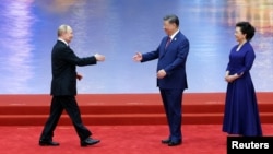 Сі Цзиньпін (з дружиною) вітають російського порезидента на саміті Шанхайської організації співробітництва (ШОС)