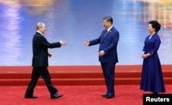 Голова КНР Сі Цзіньпін та його дружина Пен Ліюань вітають президента Росії Володимира Путіна на саміті Шанхайської організації співробітництва (ШОС) у Тяньцзіні. КНР, 31 серпня 2025 року