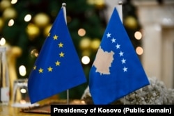 Zastava Evropske unije i zastava Kosova.