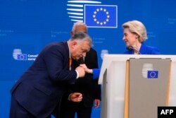 Премьер-министр Венгрии Виктор Орбан умеет быть весьма любезным в Брюсселе (на фото он целует руку главе Еврокомиссии Урсуле фон дер Ляйен), но от своей прокремлевской политики отказываться не собирается