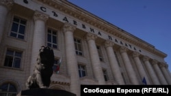 Съдът прецени, че на свобода обвиненият може да се укрие или да извърши друго престъпление