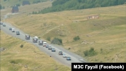 Колона, которой везли украинцев с грузинской границы