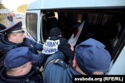Затримання Ніни Багінської в Куропатах 5 квітня 2019 року. Фото: svaboda.org (RFE/RL)