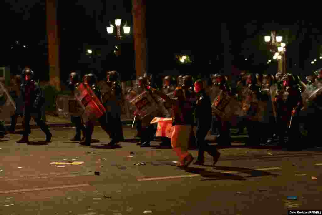 Сутички між силовиками та протестувальниками. Опозиція оголосила мітинги «революцією прапорів». Проти демонстрантів біля президентської резиденції в Тбілісі застосовували водомети. Деякі люди отримали травми.Заступник міністра МВС країни заявляв про постраждалих і серед силовиків