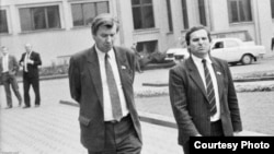 Мікалай Ігнатовіч (зьлева) і дэпутат Сяргей Антончык, 1991, фота Ул. Сапагова vytoki.net