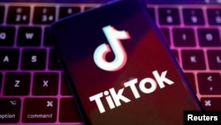 Rețeaua socială TikTok, cu 8,9 milioane de utilizatori în România, a devenit platforma principală pentru candidații la alegerile din 2024. Experții atrag atenția că modul în care e folosită platforma nu e deloc transparent.