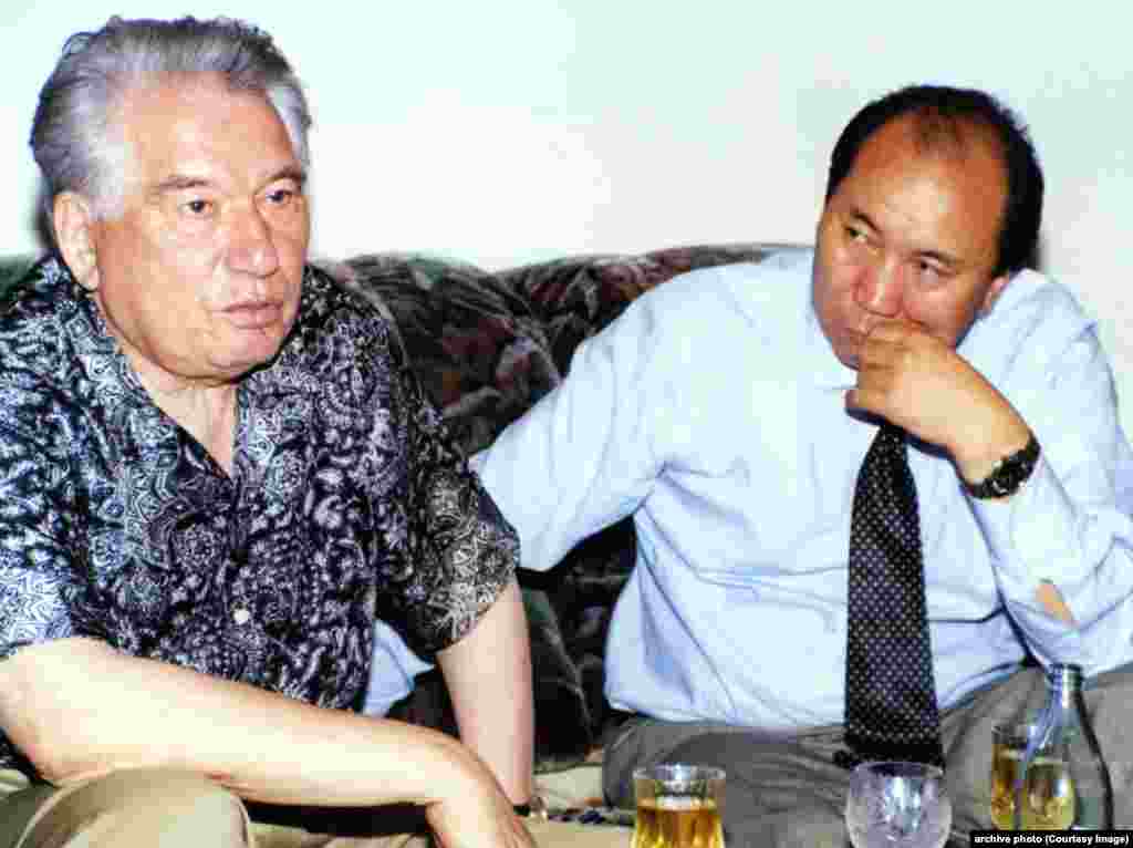 Чыңгыз Айтматов менен адабий серепчи Осмонакун Ибраимов. (Сүрөт О.Ибраимовдуку).