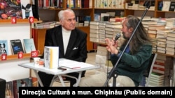 Compozitorul Eugen Doga, la lansarea cărții sale autobiografice „Viața mea așa cum a fost să fie”, alături de scriitorul Emilian Galaicu-Păun. 23 decembrie 2021.