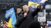 Украина: Чыккынчылыкка айыпталган Порошенко мекенине кайтты 