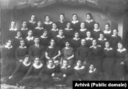 Eleve de la Școala de fete din Orhei/Basarabia în perioada interbelică. Datorită forței învățământului din Vechiul Regat, imediat după Marea Unire, îm Basarabia au fost înființate licee. Ele lipseau din cauza politicilor de deznaționalizare duse de Imperiul Țarist, fapt ce a făcut ca românii să locuiască mai ales la sate și să poată merge doar la școala primară.