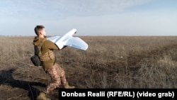 Український боєць запускає дрон-розвідник «Фурія»