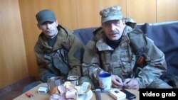 Игоря Безлера (на фото справа), гражданина России, Украина обвиняет в нарушении законов и обычаев войны