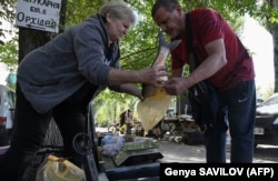 Чоловік купує свіжу рибу на ринку, Покровськ, 25 вересня 2024 року