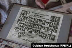 Базарбү Садабаева 1971-жылы Рига шаарында окуган.