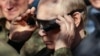 Руският президент Владимир Путин си слага термовизионни очила по време на посещението му на съвместните руски и беларуски военни учения с кодово име „Запад-2025“ на полигона „Мулино“ в област Нижни Новгород, Русия, 16 септември 2025 г.