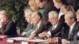 Predsednik Srbije Slobodan Milošević, Predsednik Bosne i Hercegovine Alija Izetbegović i Predsednik Hrvatske Franjo Tuđman u Parizu potpisuju Dejtonski sporazum dok je pored njih tadašnji državni sekretar SAD Voren Kristofer, 14. decembar 1995.