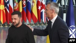 Украинският президент Володимир Зеленски бе посрещнат от главния секретар на НАТО Йенс Столтенбнерг. 