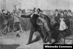 Гравюра вбивства Джеймса А. Гарфілда, опублікована в «Ілюстрованій газеті» Френка Леслі. Президент Гарфілд у центрі праворуч, нахилився після пострілу. Його підтримує державний секретар Джеймс Г. Блейн. Ліворуч вбивцю Чарльза Гіто стримує натовп