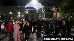Звільнені та депортовані білоруські політв’язні разом зі Світланою Тихановською біля посольства США у Вільнюсі. 11 вересня 2025 року