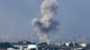 Дим се издига над централната част на Газа, гледана от южната част на Израел
